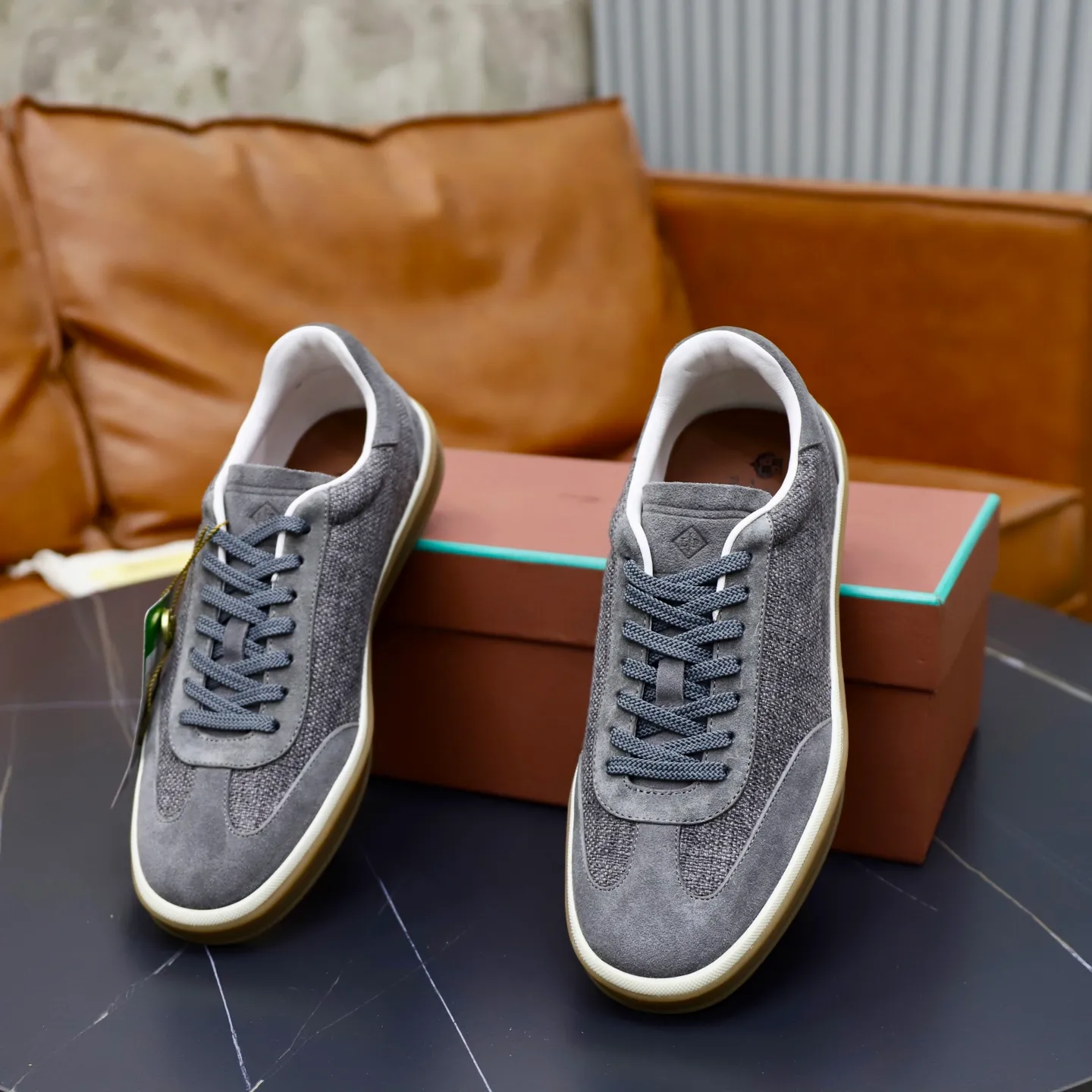 Ex-factory price: 540💰Loro Riana men’s moral training sneakers! Made from high-quality materials and designed in a low-cut silhouette, it offers an elegant and stylish look that's suitable for year-round wear. The unique double-layer sole aesthetic design, caramel cup-shaped outsole is decorated with off-white rubber trim, creating an attractive color combination. Pair with tailored pieces or jeans for a sophisticated yet casual look. The heel is decorated with soft cow leather tongue with Kummel color inserts and cotton laces with embossed LP logo. Upper: cow split suede stitching knitted fabric. Lining: original thickened soft sheepskin. Size: 38-39-40-41-42-43-44 (customized in 45.46)